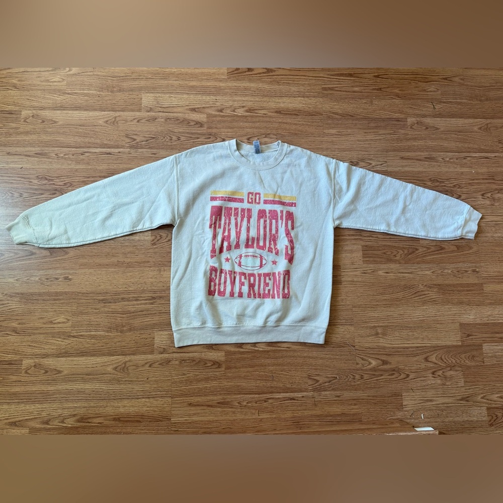 Go Taylors boyfriend sweatshirt